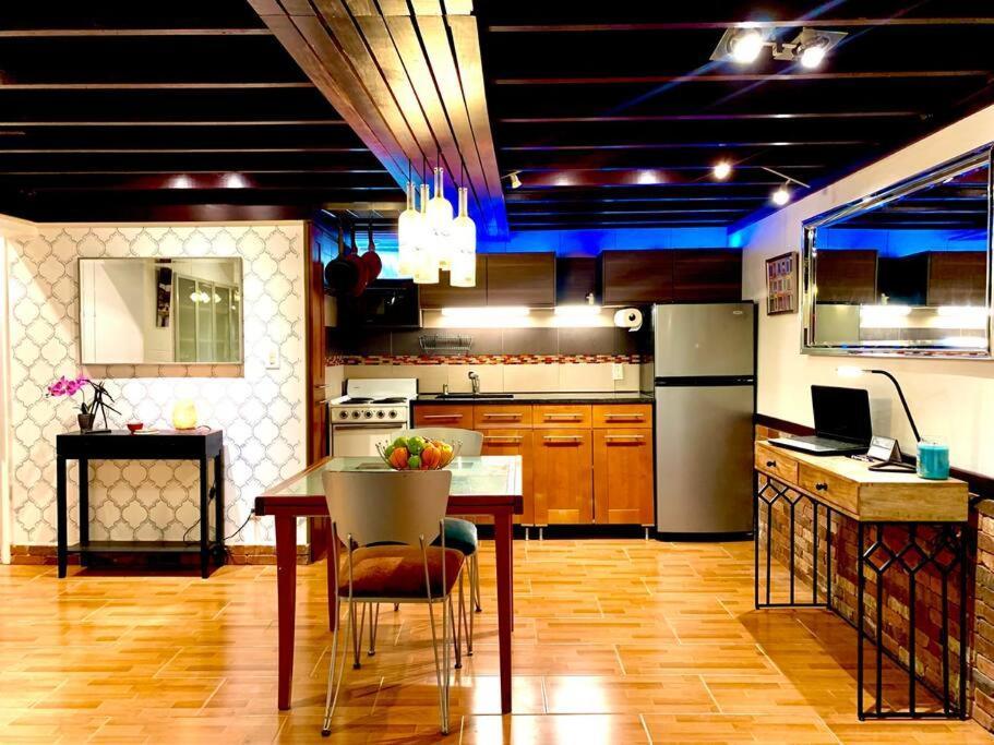 Live In This Iconic East Side Lower Level Unit Providence Bagian luar foto